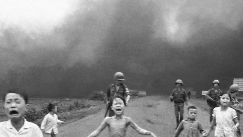 Das Foto, das 1972 um die Welt ging, zeigt Kim Phuc Phan Thi, die sich die brennenden Kleider vom Leib gerissen hat.