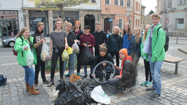 In Zittau haben etwa 15 Schüler und Studenten von "Fridays for Future" Müll gesammelt.