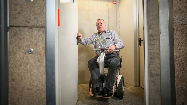 Die Brandschutztüren, die Herbert Schnitzer auf dem Weg zur Tiefgarage öffnen muss, sind für ihn als Rollstuhlfahrer viel zu schwer. Ohne Hilfe kommt er hier nicht durch.