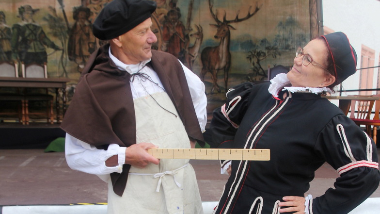 An Männern herrscht beim Miskus Mangel. Irina Schädlich (rechts) schlüpfte im Stück „Der Sieger“ auf der Augustusburg in eine Männerrolle. Hans Mühler spielt einen Werkmeister.