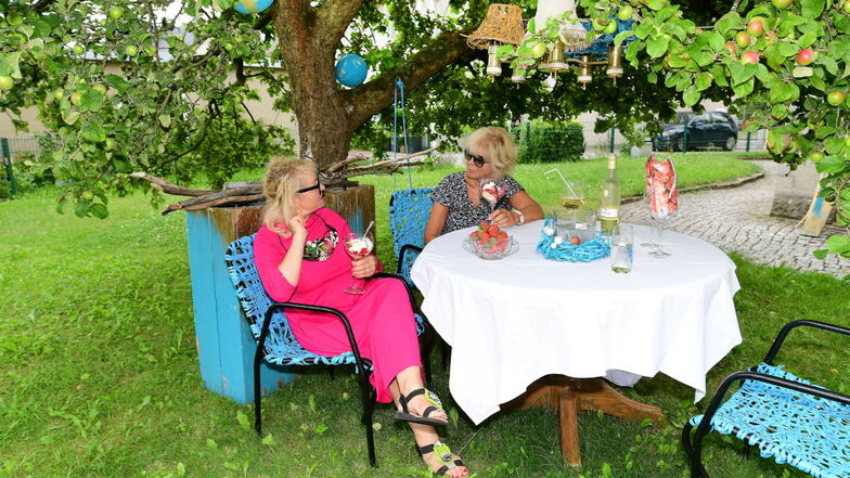 Im Garten der Schleiferei hat Petra Mühlchen (links) gern selbst mit Gästen gesessen - auf ihren selbst geflochtenen Stühlen. Sie vermietete die Schleifer-Wohnung auch als Ferienunterkunft.