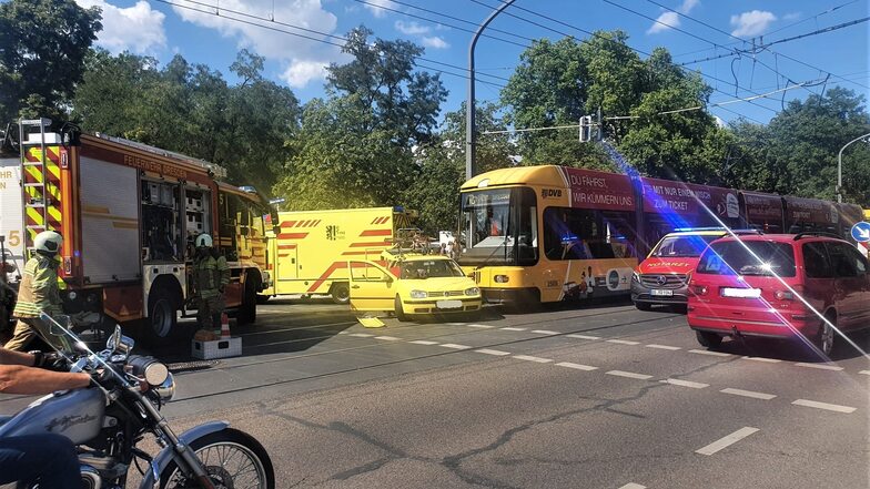 Unfall: Straßenbahn und Auto stoßen nahe Dresdner Dynamo-Stadion zusammen