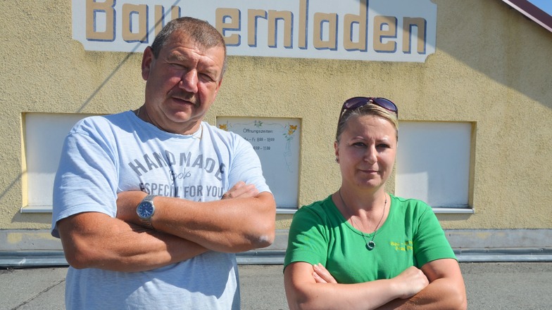 Gerd Richter, Chef des Bauernladens in Reichenbach, konnte am Mittwoch sein Geschäft nicht öffnen. Verkäuferin Doreen Pohlink und ihre Kollegin mussten Zuhause bleiben.