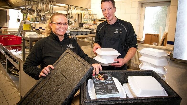 Sie bereiten im Landhotel Sonnenhof Ossig Essen für die Außer-Hauslieferung vor: Restaurantleiterin Anke Förster und der stellvertretende Küchenchef Michael Haseloff.