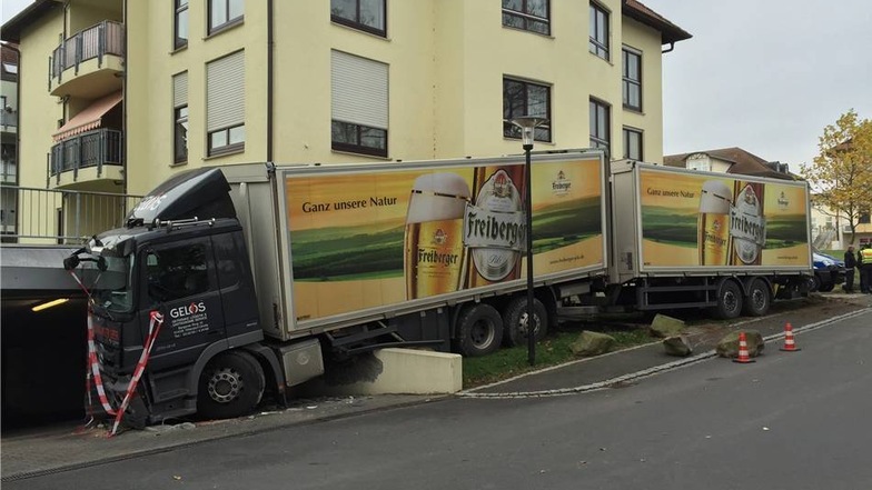 Am Montagvormittag wollte der Fahrer dieses Lkw seine Ladung Getränke an einem entsprechenden Markt im Dresdner Westen löschen.