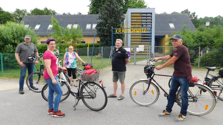 Thomas Najork, Monika Prinz, Heike Krahl, Frank Frenzel und Detlef Roitsch (von links nach rechts) hielten bei der Ortsbefahrung auch vor der Kita in der Schäferstraße. Hier sind Parkflächen für Eltern und Erzieher geplant.