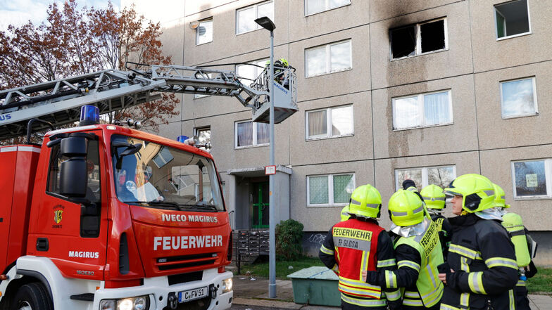 Die Feuerwehr in Chemnitz hat am Mittwochnachmittag einen Brand in einem Mehrfamilienhaus gelöscht.