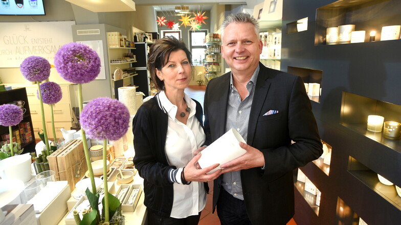 Carmen und Thomas Krusekopf halten trotz Online-Boom auch an ihren Geschäften wie dem "La Fleur" auf der Frauenstraße in Zittau fest. Ihre Tochter Emily arbeitet seit Januar mit im Unternehmen.
