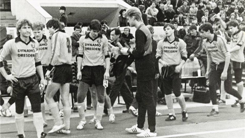 Volker Schmidt (3. v. l.) spielte seit seiner Jugend bei Dynamo Dresden, unter anderem mit "Dixie" Dörner und Matthias Sammer. Wechselte 1984 zu Wismut Aue, wo er, inzwischen umbenannt in Erzgebirge Aue, seine Karriere 1994 beendete.