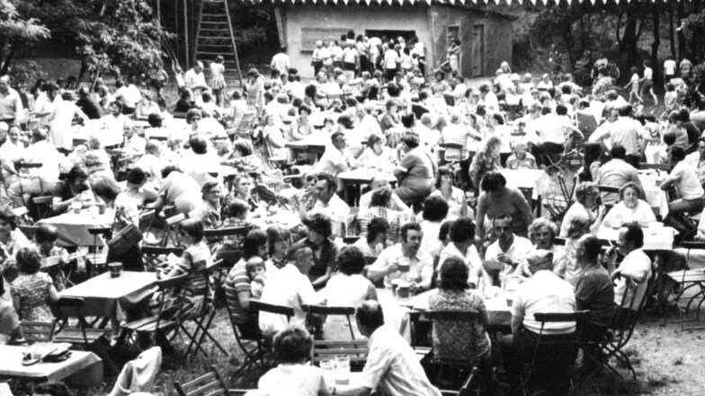 Zur Jubiläumsveranstaltung anlässlich 15 Jahre Sandbüschel strömten 1974 laut Vereinschronik etwa 3.000 Besucher ins Naherholungszentrum in Mittelherwigsdorf .
