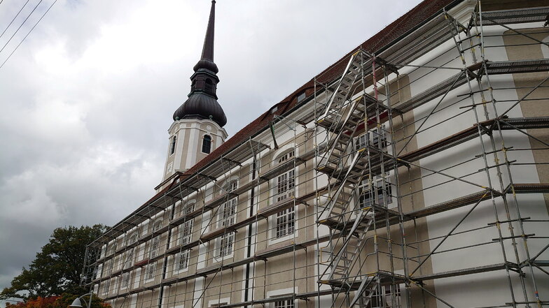 Die Dorfkirche Cunewalde ist eingerüstet. Damit könnten die Arbeiten zur Sanierung des Daches starten, wären da nicht die Fledermäuse unterm Dach. Erst wenn sie ihr Sommerquartier verlassen haben, kann das Dach entfernt werden.