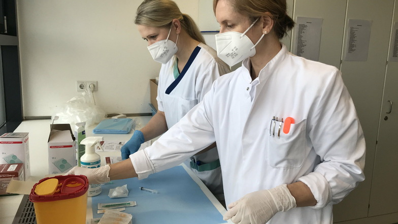 Christin Lindner (links), Mitarbeiterin der Apotheke in Riesa, und Dr. med. Una-Dorothea Tittmann, Koordinatorin des Impfteams beim Vorbereiten der Corona-Impfaktion in den Elblandkliniken.