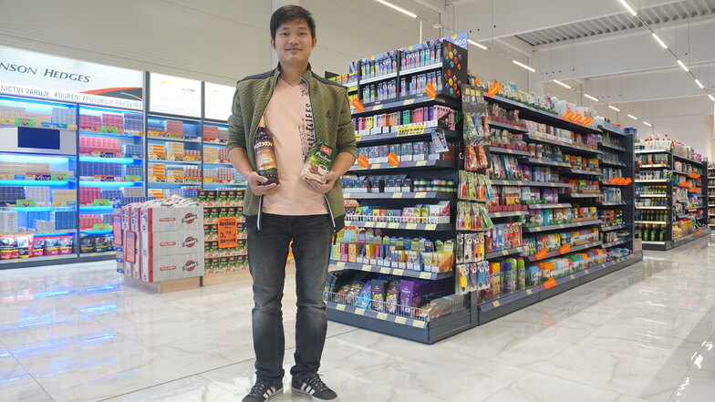 Quoc Tuan Tran vertritt die Chefin Hang Tranová im neuen Dragon Shopping Center in Jiříkov. Rum und Kaffee sind bei Deutschen neben Zigaretten die begehrtesten Produkte.