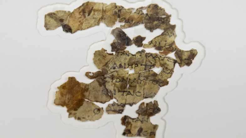 Fragmente einer Schriftrolle mit biblischen Texten liegen im Konservierungslabor für Schriftrollen vom Toten Meer in der Israelischen Altertümerbehörde.