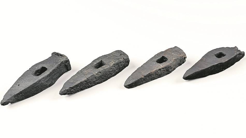 Klassisches Bergmannswerkzeug Diese vier Bergeisen wurden in Niederpöbel gefunden. Sie stammen aus dem 13. oder 14. Jahrhundert. Die Bergleute verwendeten sie zum Vortrieb von Stollen, Strecken und Schächten durch das Gestein. Mit einem Hammer schlugen si