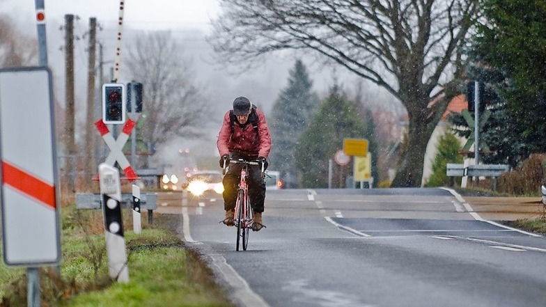 Nur wenige Meter von der Radlerschranke in Gelenau entfernt müssen sich die Radfahrer wie eh und je in den Straßenverkehr einreihen. Noch können sie hier nicht von der Sicherheit auf einer eigenen Trasse profitieren. Die Bahn ging allerdings schon in Vorl