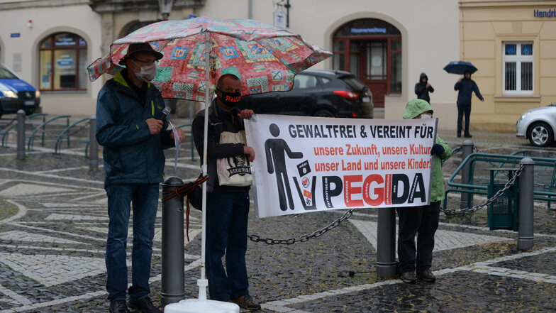 Gegen 18.30 Uhr haben am Herkulesbrunnen die Pegida-Freunde erneut gegen die Beschneidung der Grundrechte demonstriert.