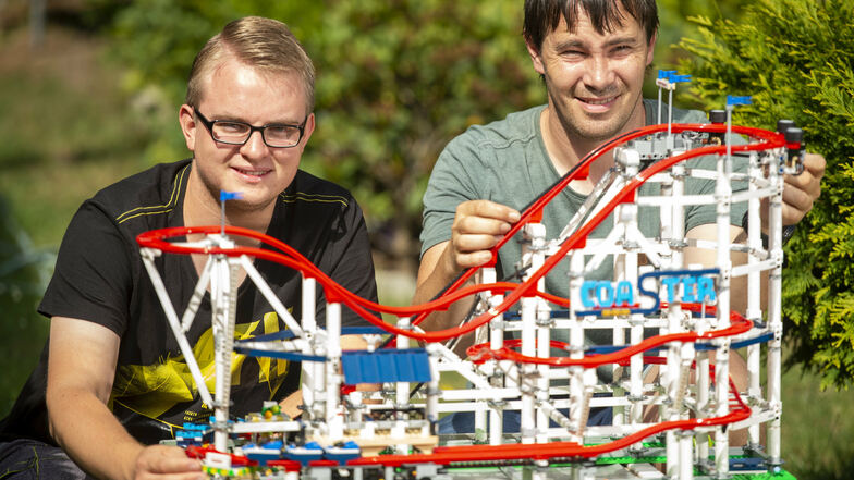 Max (links) und Marcel Ressel zeigen das Lego-Modell der Achterbahn „Roller-Coaster“.