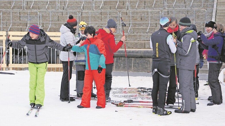 Auch beim Ski-Training von Sportlegende Tobias Angerer mit behinderten Menschen war sie als Helfer dabei und versuchte sich sogar selbst auf Brettern. 