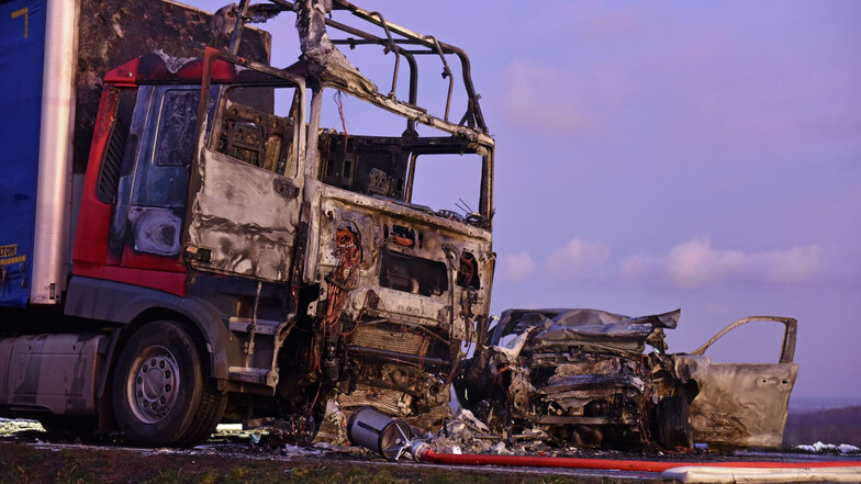 Ein Mensch starb bei einem tragischen Unfall auf der B 6 bei Steindörfel. Nach der Kollision brannten die Fahrzeuge - ein Pkw und ein Lkw - komplett aus.