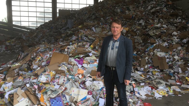 EGLZ-Geschäftsführer Frank Ritter in der neuen Müll-Umladestation in Lawalde. Dort werden auch große Mengen Altpapier umgeladen.