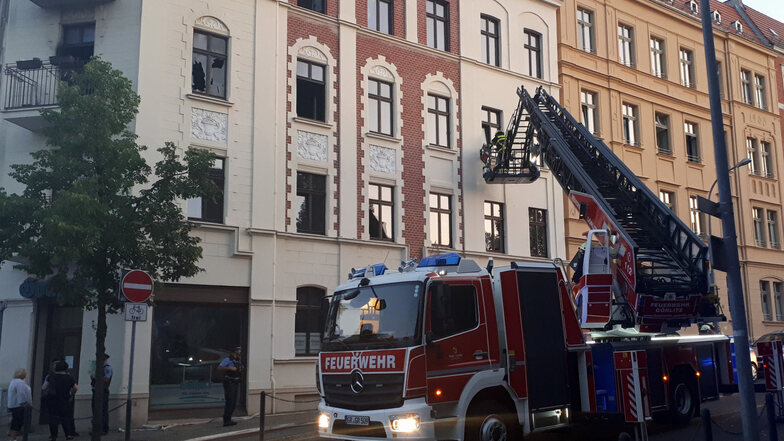 Am frühen Freitagabend ist auf bislang noch unklare Weise ein Brand in einer Wohnung an der Hugo-Keller-Straße in Görlitz ausgebrochen.