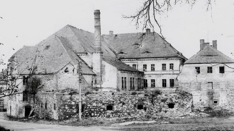 Vor der Inbetriebnahme des Grenzübergangs wurde die Ruine der Wachtschänke abgerissen.