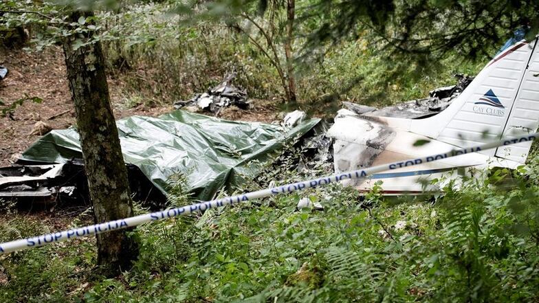Absturz: Die gecharterte Piper zerschellt in einem schwer zugänglichen Waldstück in Slowenien, alle Insassen kommen ums Leben.