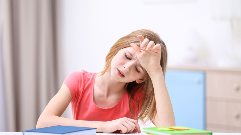 Kinder, die unter Migräne leiden, können sich häufig nur noch schlecht konzentrieren.
