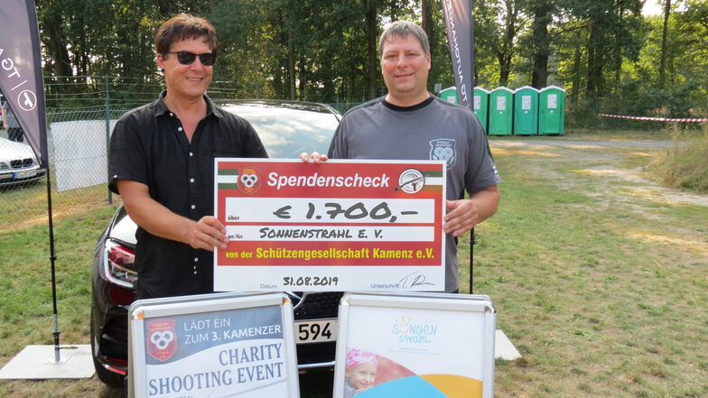 Jörg Demski (l.) nahm stellvertretend für den Sonnenstrahl-Verein Dresden  1.700 Euro an Spendengeldern entgegen.