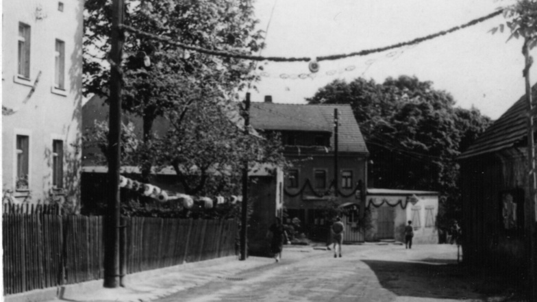 Blick auf das Gasthaus von Braunsdorf kommend.  Das Foto entstand anlässlich des Schul- und Heimatfestes im Jahr 1958.