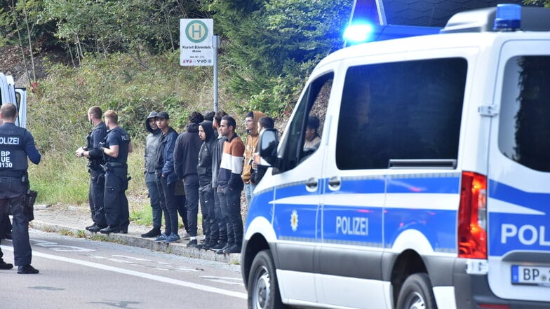 Die Bundespolizei greift 20 Syrer bei Kipsdorf an der B170 auf, die illegal über die Grenze gekommen waren.