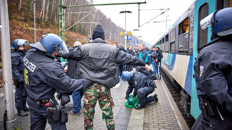 Großer Bahnhof für die "Grünen Monster": Bundespolizisten durchsuchen in Bad Schandau ungarische Fußballfans nach verbotener Pyrotechnik und nach Waffen.