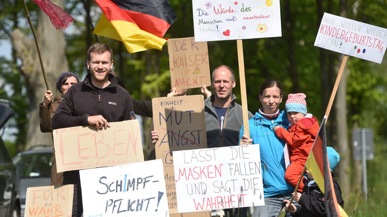 Vorwiegend junge Familien standen mit Transparenten am Landberg bei Oderwitz.