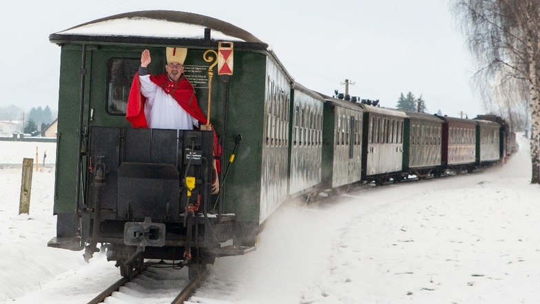 Den ganzen Mittwoch ist der Nikolaus mit den Zügen der Zittauer Schmalspurbahn unterwegs.