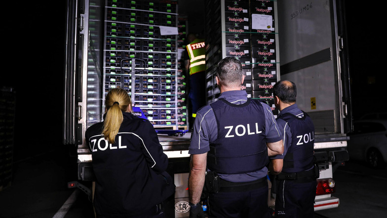 Zöllner hatten den Melonenlaster für eine Routinekontrolle geöffnet, als sie die 31 Migranten fanden.
