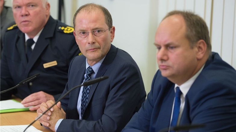 Dresdens Polizeipräsident Horst Kretzschmar, Sachsens Innenminister Markus Ulbig und Bürgermeister Dirk Hilbert (v.l.n.r.) auf der Pressekonferenz.