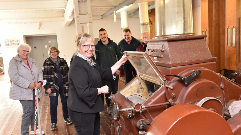 So ging das also früher: Steffi Lucius vom Mühlenverein führt Gäste durch die historische Mühle in Bärenhecke.
