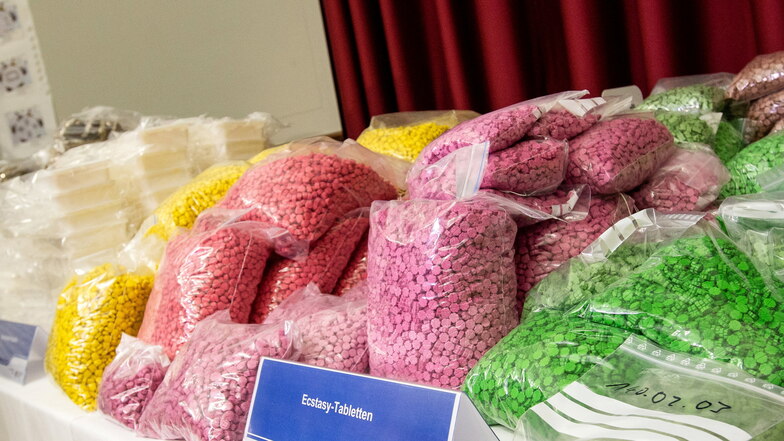2015 wurden auf einer Pressekonferenz zum Fall "Shiny Flakes" die beschlagnahmten Drogen öffentlich ausgestellt.