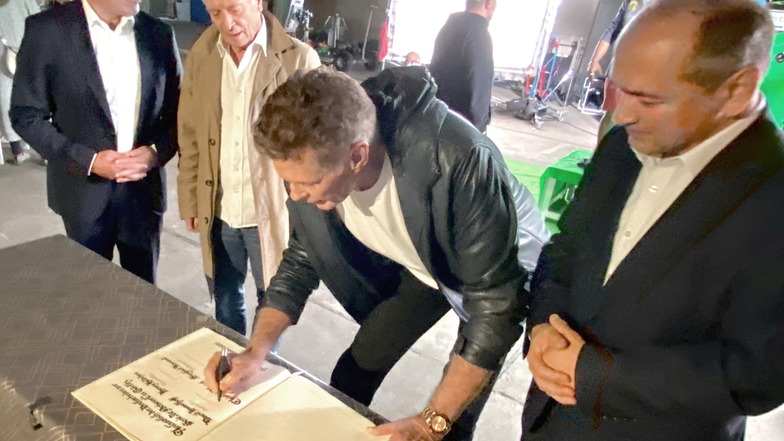 David Hasselhoff, Henry Hübchen, Regisseur Christian Alvart und Produzent Siegfried Kamml trugen sich am Montag ins Goldene Buch der Stadt Görlitz ein.