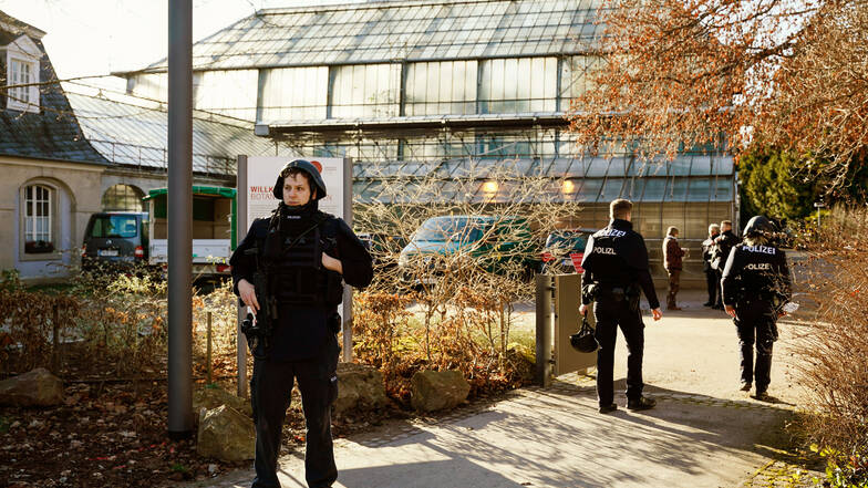 Polizeibeamte in schwerer Rüstung stehen am Gelände des Botanischen Gartens der Heidelberger Universität. Auf dem Campus der Heidelberger Universität hat es einen Amoklauf gegeben.