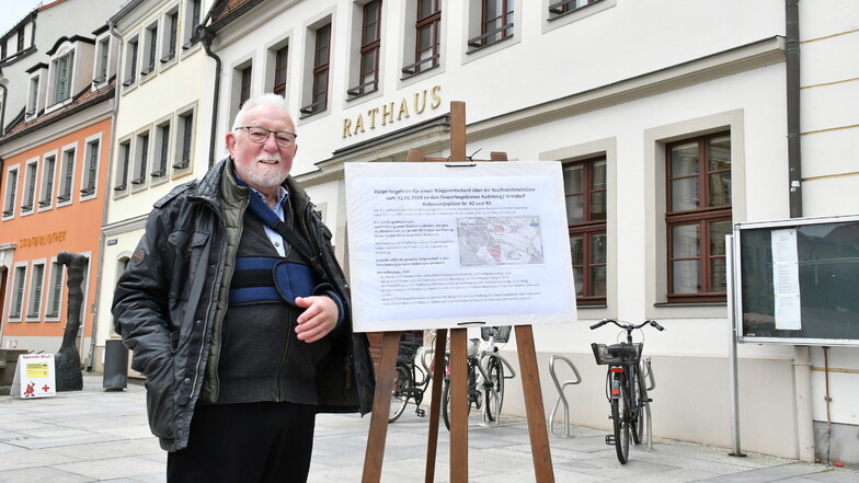 Detlev Dauphin vor dem Radeberger Rathaus - er hat das Bürgerbegehren gegen das Gewerbegebiet tatkräftig unterstützt. Am 9. Juni tritt er bei der Stadtratswahl an.
