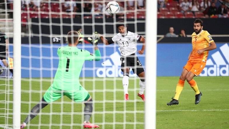 Kein langes Federlese: Serge Gnabry (M) trifft in der 6. Minute zum 1:0 für die deutsche Auswahl.