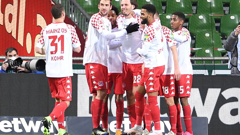 Die Mainzer Dominik Kohr, Jeremiah St. Juste und Leandro Martins freuen sich mit dem Torschützen Adam Szalai (M) über das 1:0 gegen Werder Bremen. Der FSV verschafft sich dadurch Luft im Abstiegskampf.