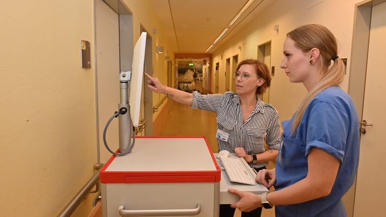 Auf der Neurologie hat das Lausitzer Seenlandklinikum Hoyerswerda Anfang August mit der Einführung der elektronischen Patientenakte begonnen. Krankenschwester Elisa Müller (rechts) und Power-Userin Linda Heinrich sind hier an einem der 35 Corpuswagen zu s