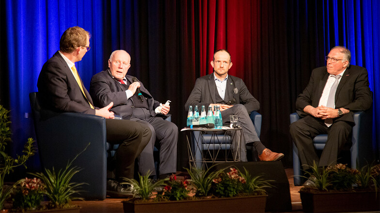 Der ehemalige Ministerpräsident Georg Milbradt (2. v.l.) diskutierte auf dem Podium im Bürgerhaus Niesky mit Dezernent Thomas Rublack, Landtagsabgeordneten Stephan Meyer und Unternehmer Roland Jäkel (v.l.n.r.).