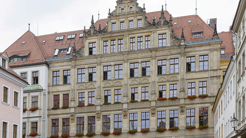 Die Wappen der Städte des Sechsstädtebundes sind am Görlitzer Rathaus zu sehen.