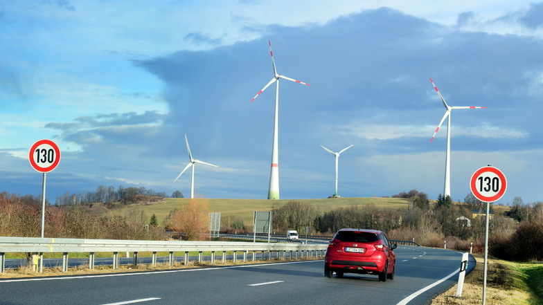Windräder an der B 178 bei Löbau. Die Pläne des Bundes sehen vor, dass weitaus mehr Flächen als bislang für Windenergie bereitstehen.