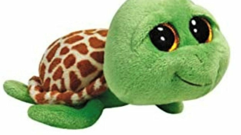 Vermisste Plüsch-Schildkröte "Turtle": Amelie ist so traurig, dass das Kuscheltier verschwunden ist.