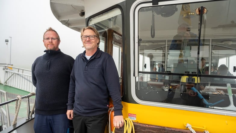 Während die Johanna an der neustädter Elbseite befestigt auf das Ende des Hochwassers wartet und die Caroline in Niederpoyritz, ist die Elbflorenz die einzige Fähre, die noch in Betrieb ist - gesteuert von Wolfram Spiller (r.) und Michael Metzler.